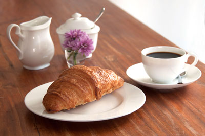 Croissant und eine Tasse Kaffee