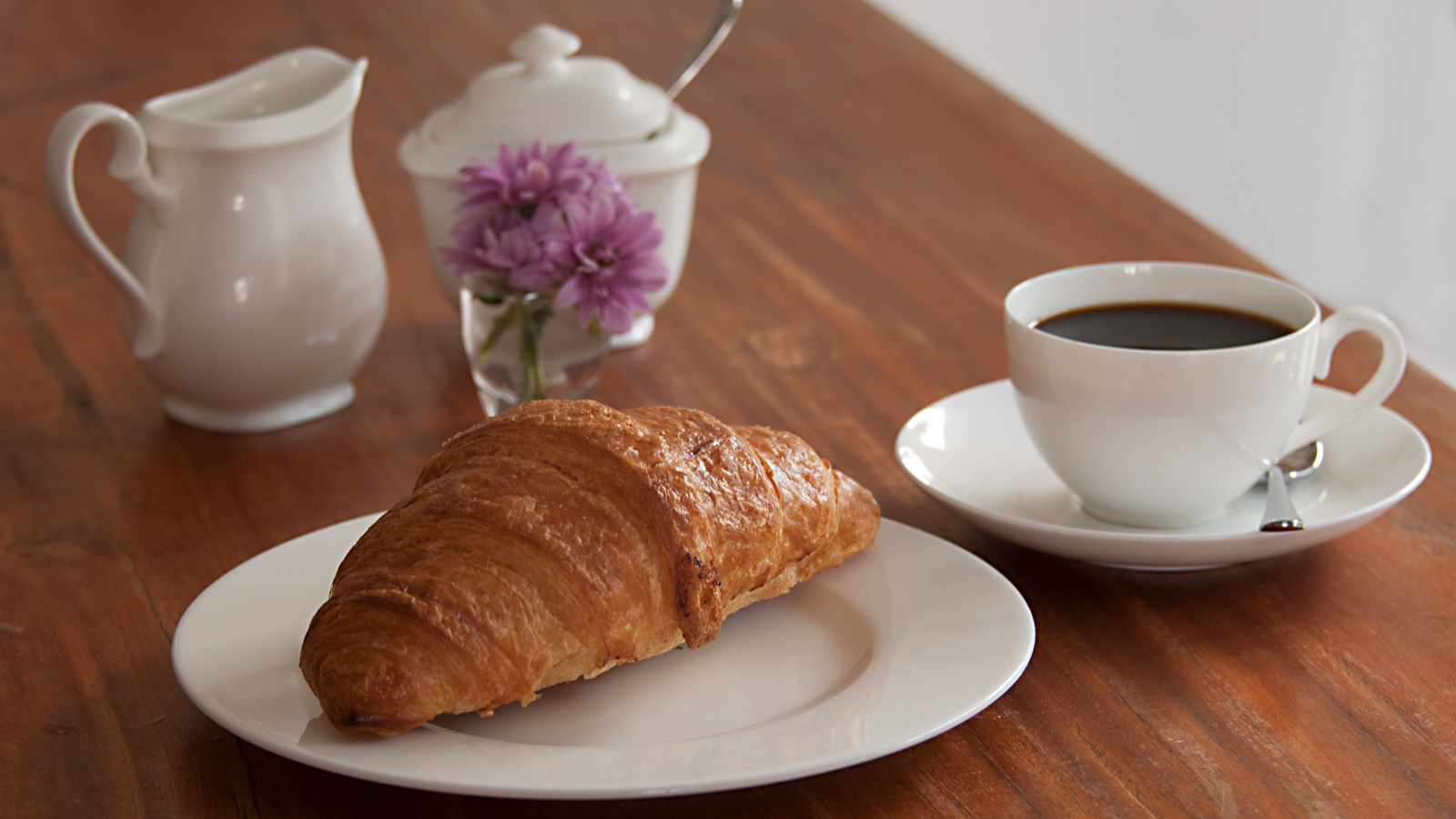 Croissant und eine Tasse Kaffee