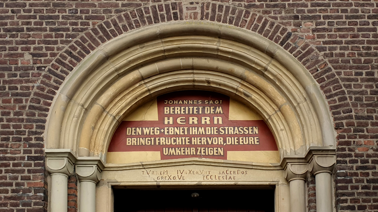 Portal der Kirche St. Johann Baptist in Köln-Worringen