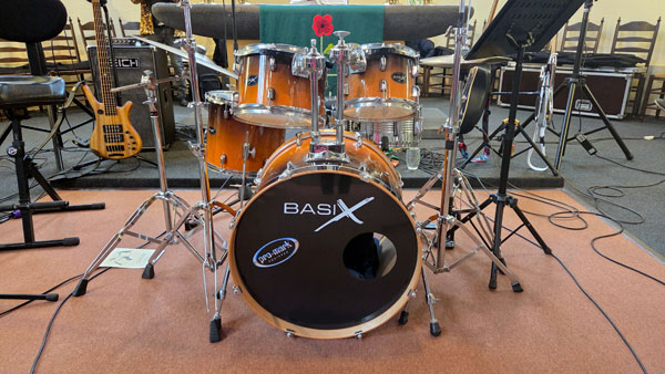 Schlagzeug im Altarraum