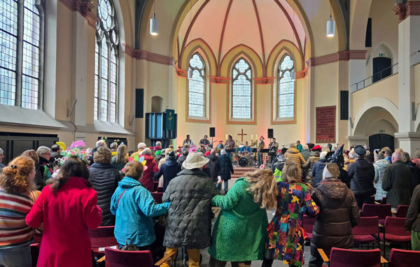 schunkelnde Teilnehmer von hinten