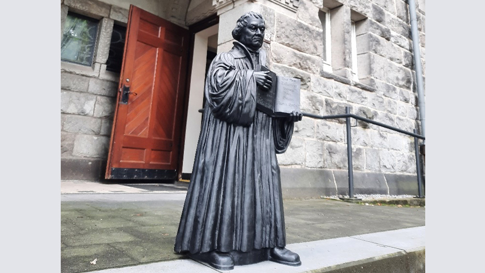 Figur von MArtin Luther vor der Graf-Recke-Kirche