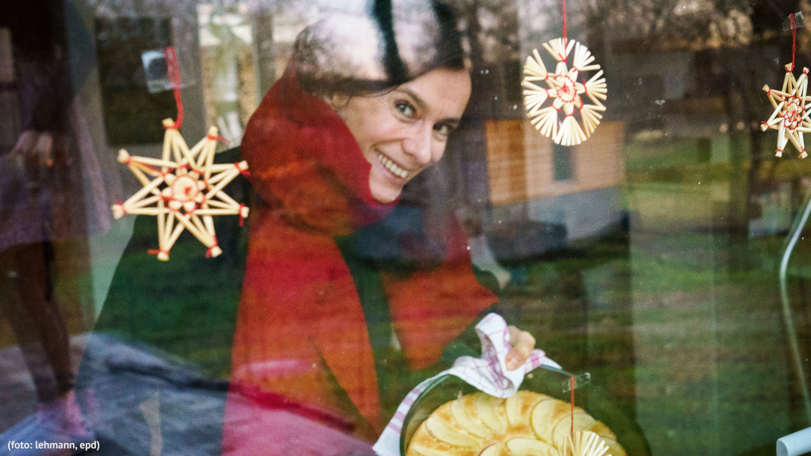 Frau mit Kuchen, Adventsdeko