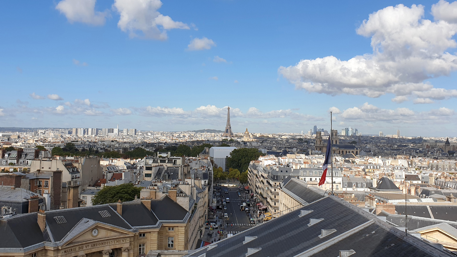 Blick über die Dächer von Paris und den Eiffelturm