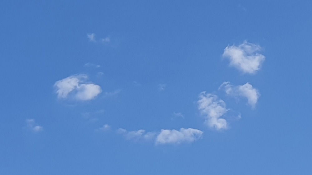 blauer Himmer und kleine Wölkchen