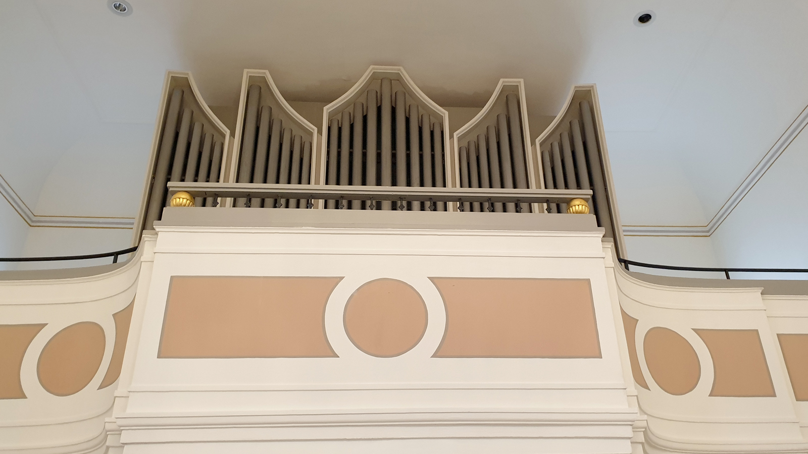 frischgestrichene Orgelempore in der stadtkirche