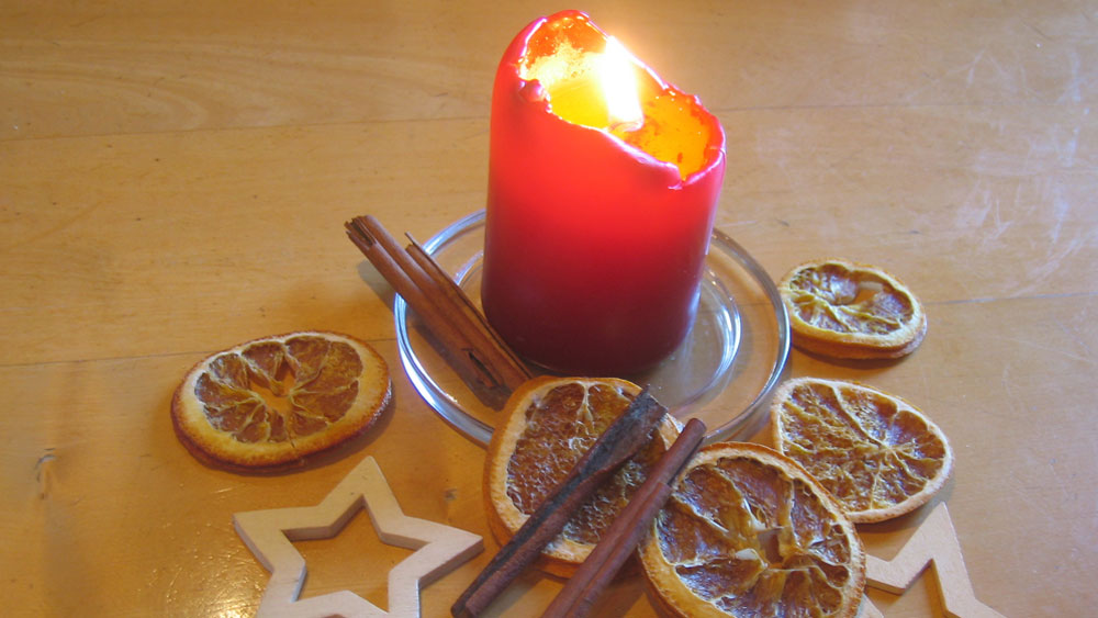 adventliche Dekoration mit Kerze