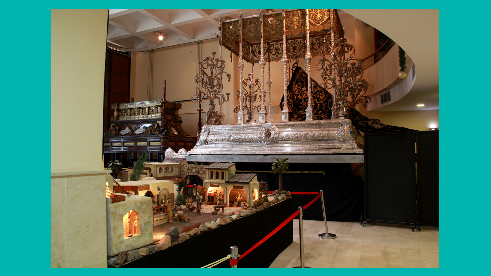 Raum, in dem sich die Krippenlandschaft befindet. Gegen&uuml;ber der Krippe stehen zwei Prozessionswagen.