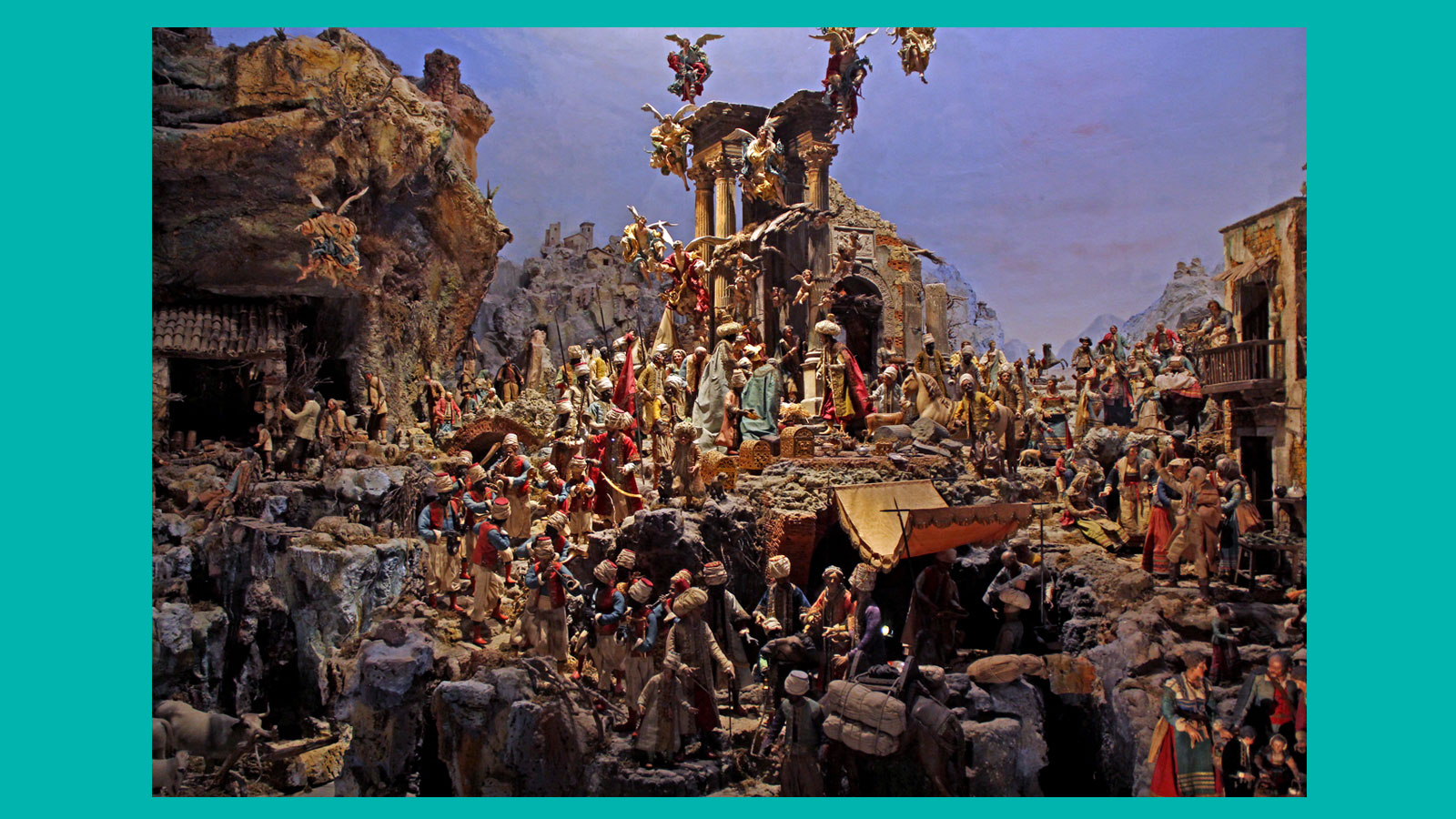 Gesamtansicht der Krippenlandschaft mit Ruinen eines antiken Tempels, der Hl. Familie, vielen Menschen und einer Heerschar von Engeln