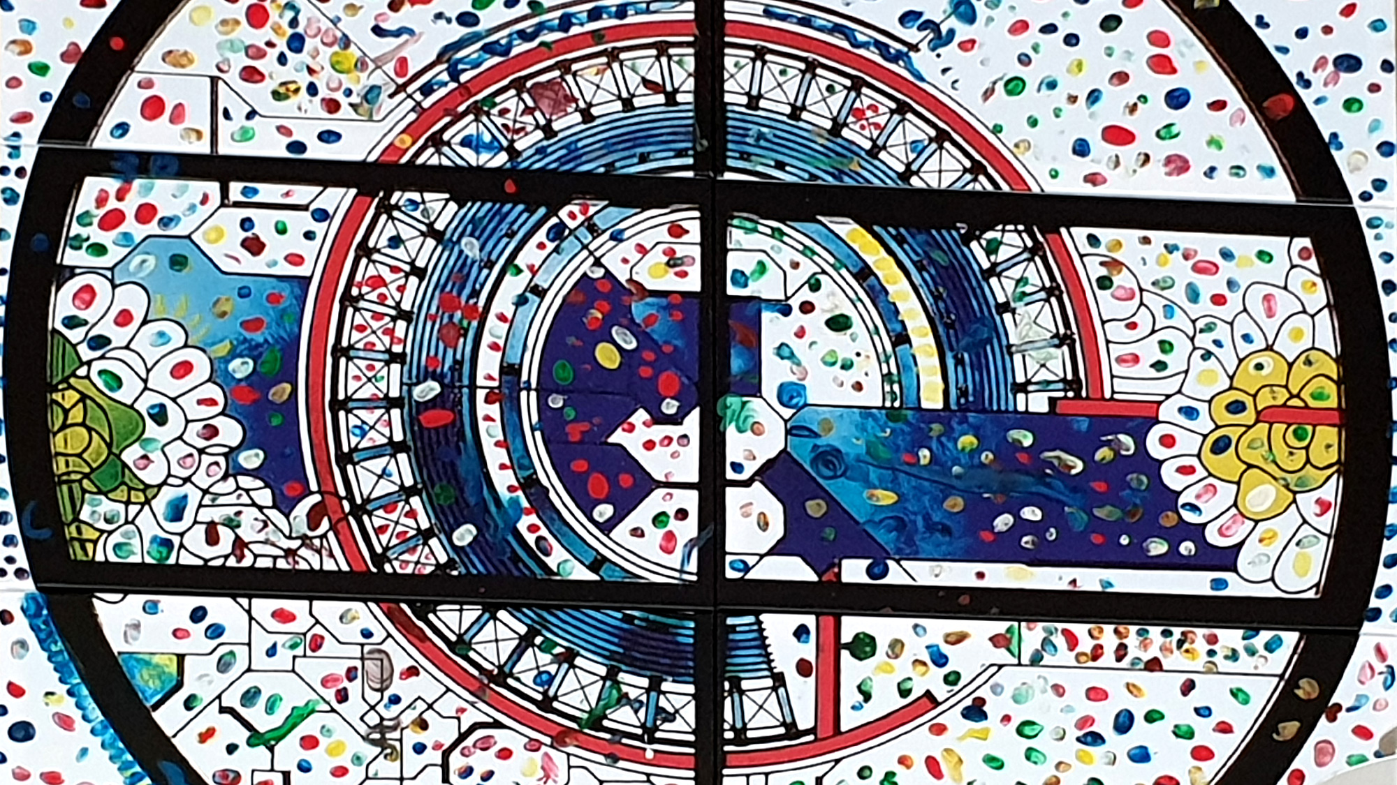 Druck mit einem Motiv der Glasfenster der Kirche, versehen mit bunten Fingerabdr&uuml;cken