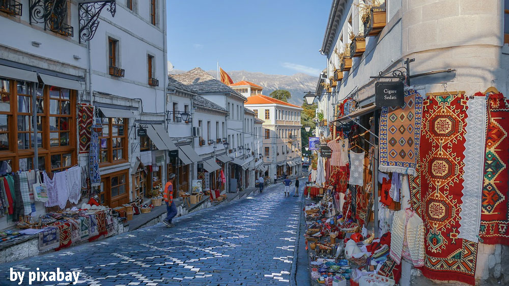 Straße mit bunten Auslagen in albanien