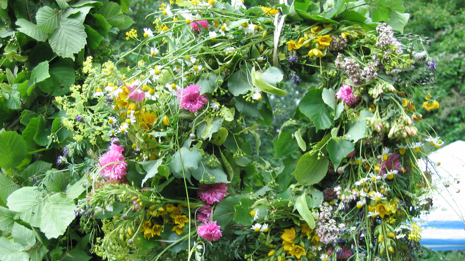 Symbolbild: Mittsommerkranz aus Blüten