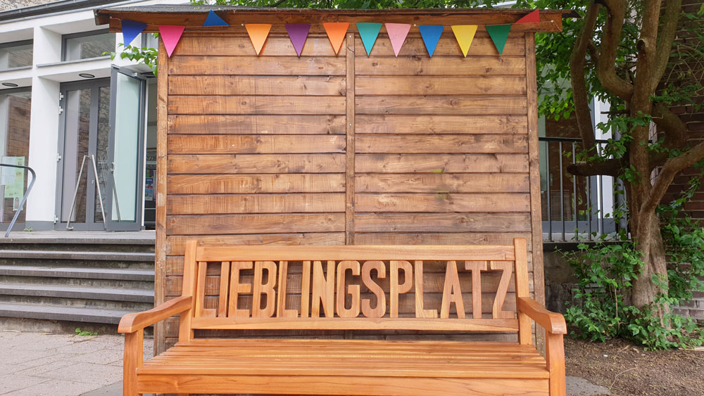 Holzbank mit Aufschrift "Lieblingsplatz" 