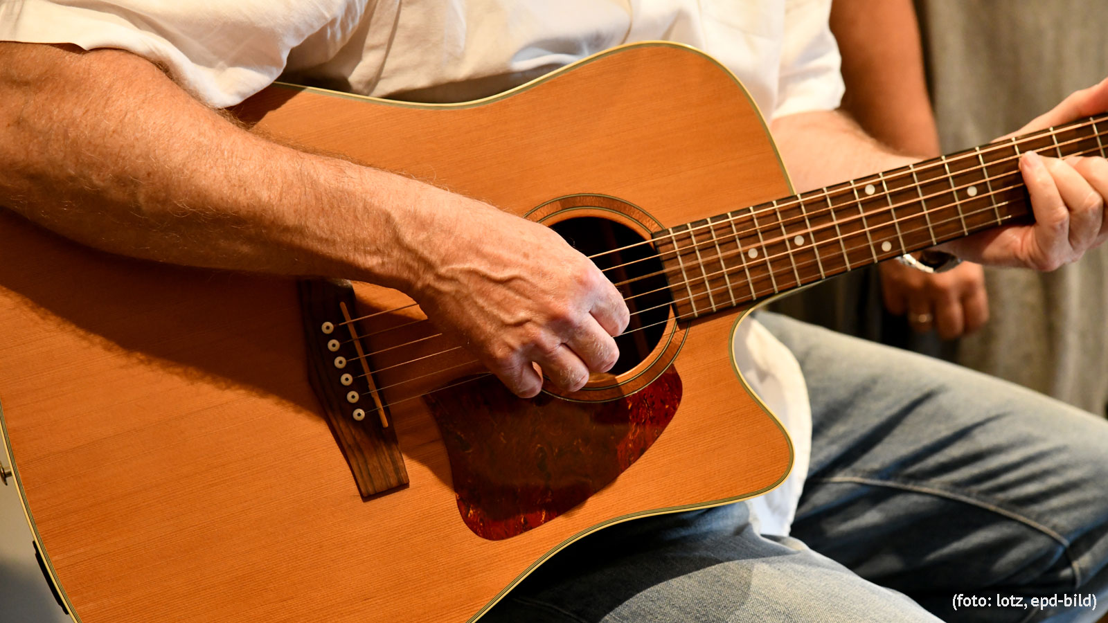 Symbolbild, ein Mann spielt Gitarre