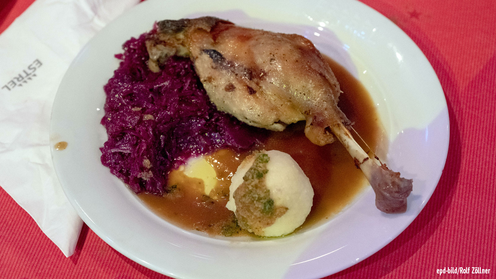 Teller mit Gänsekeule, Klößen und Rotkohl