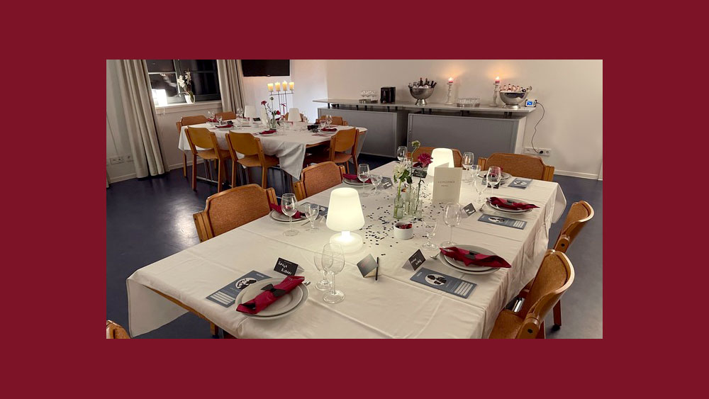 fürs Dinner gedeckte und dekorierte Tische im Gemeindezentrum