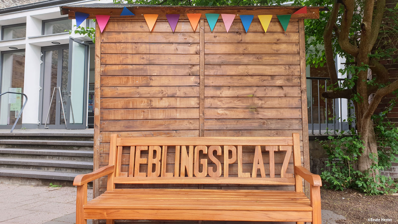 Holzbank mit Aufschrift 