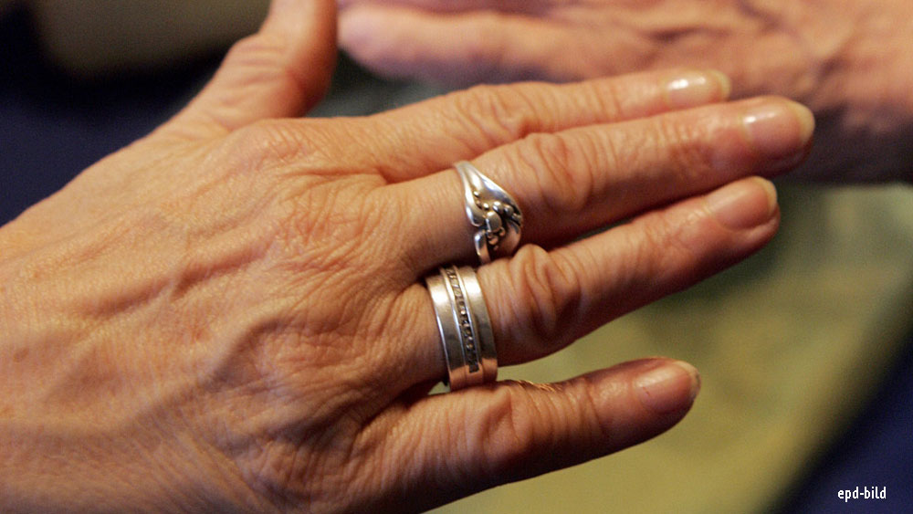 Hand einer Frau mit zwei Ringen