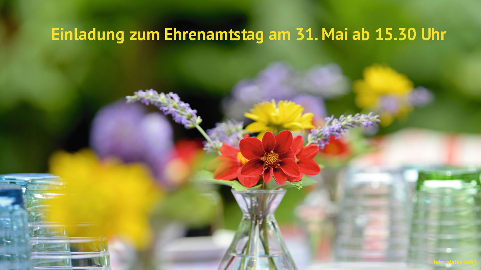 Symbolbild_ Blumenvase auf sommerlichem Tisch