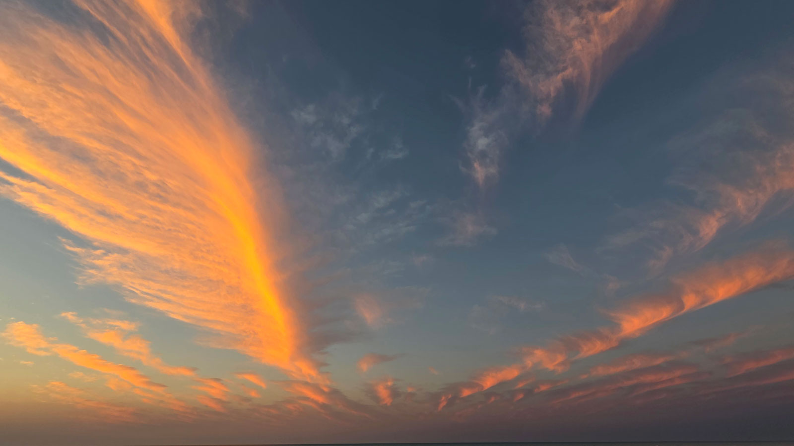 Himmel mit federartigen Wolken beim Sonnenuntergang