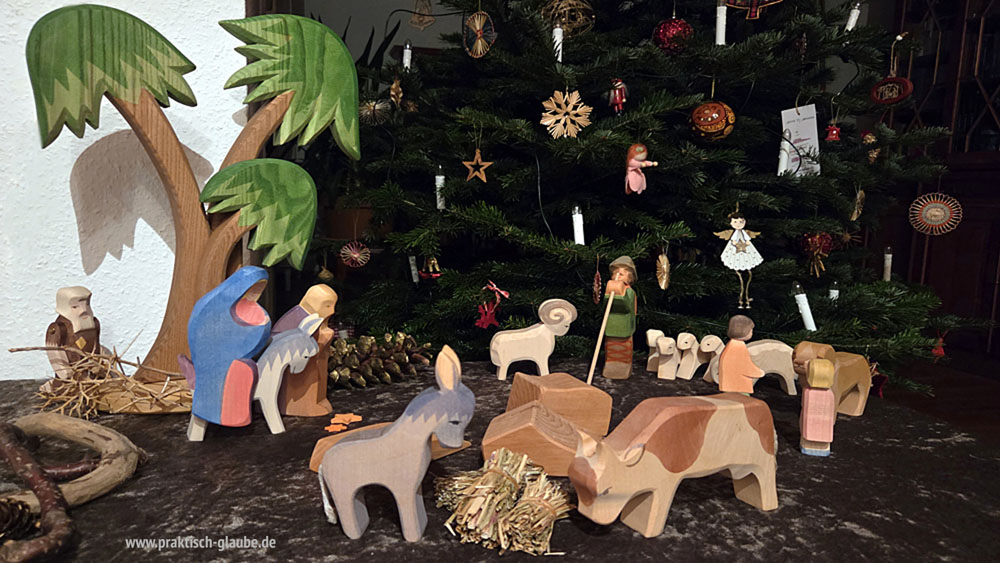 Symbolbild: Krippenfiguren und Weihnachtsbaum