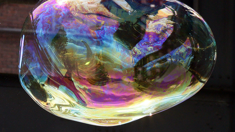 Symbolbild: gro&szlig;e bunte Seifenblase